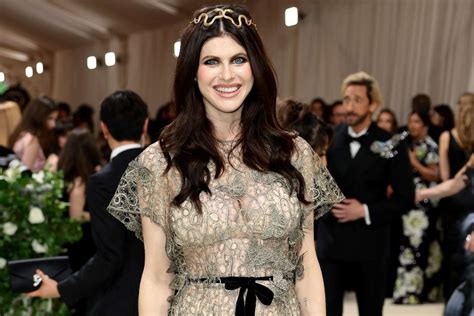 Alexandra Daddario Hit the 2024 Met Gala Carpet in a See。